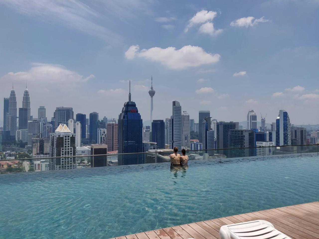 Skybed Over The Sky Hostel @Regalia Suites & Residences Kl Kuala Lumpur Bagian luar foto